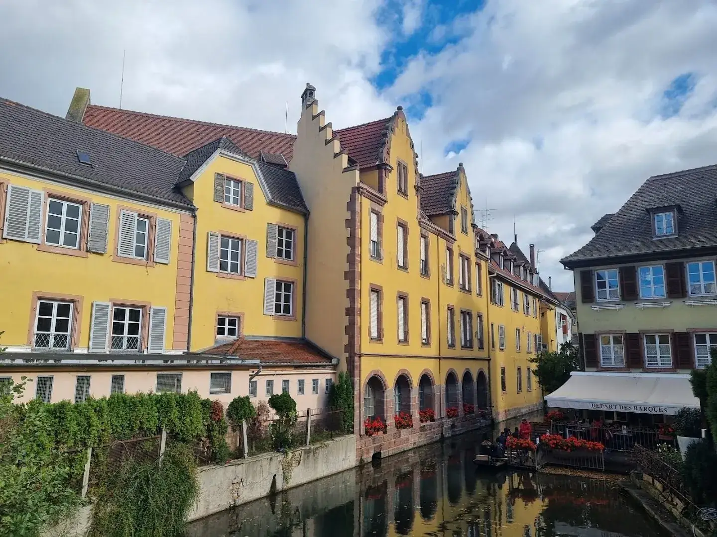 Les façades de la Petite Venise au-dessus de la Lauch, et l'auvent « Départ des barques » de la Krutenau