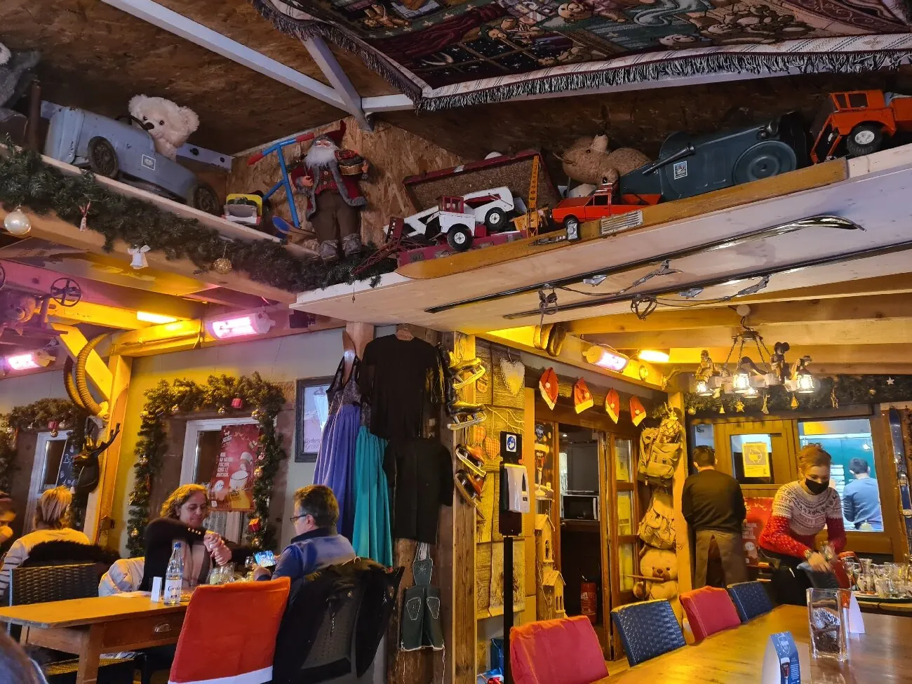 La salle décorée de guirlandes et de jouets anciens
